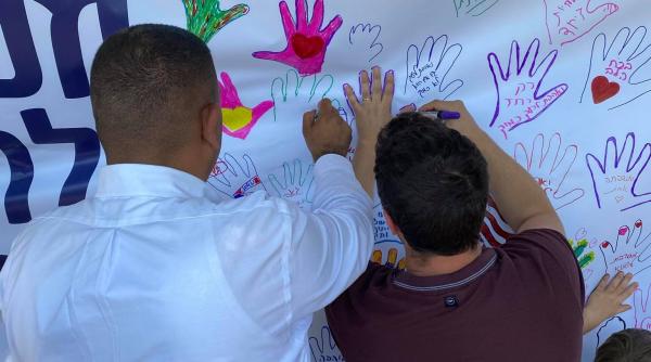 miscare anti conflict din israel organizata de evrei si arabi mesaj simbol pentru dcnews din mijlocul oamenilor care vor pace imagini exclusive