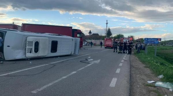 isu  plan rosu  accident intre un tir si un microbuz  12 aduti si un copil  transportati la spital