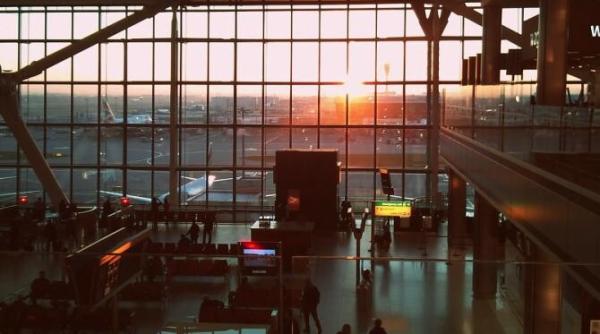 zeci de cetateni retinuti pe aeroporturile britanice comisia europeana intervine