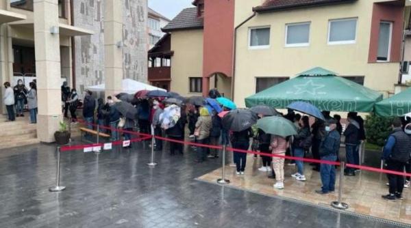 aglomeratie pentru vaccinare la blaj oamenii au asteptat in ploaie pentru a se imuniza