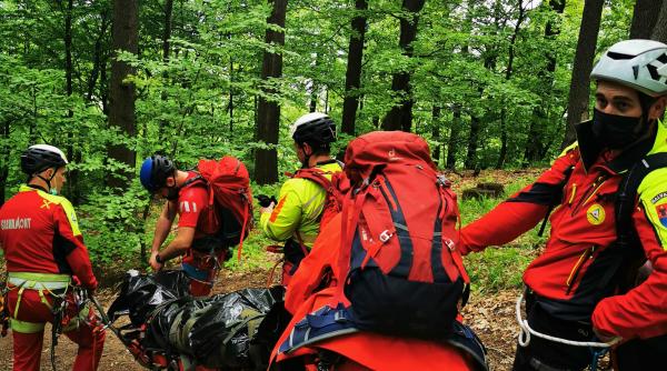 un turist a fost gasit mort in muntii gutai video