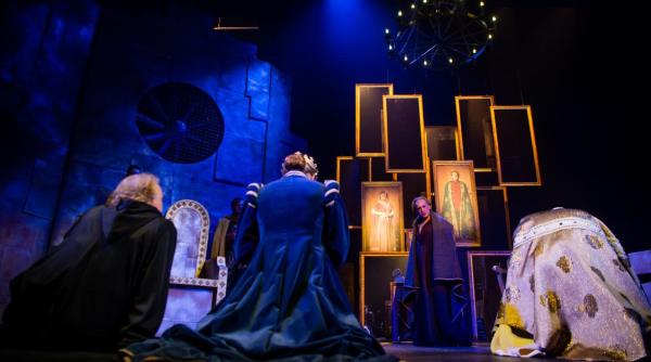 henric al iv lea de luigi pirandello spectacol intre masca si anti masca premiera la teatrul odeon