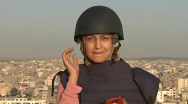 o jurnalista a transmis live din fasia gaza in timp ce cladirea de langa ea era bombardata de israel video