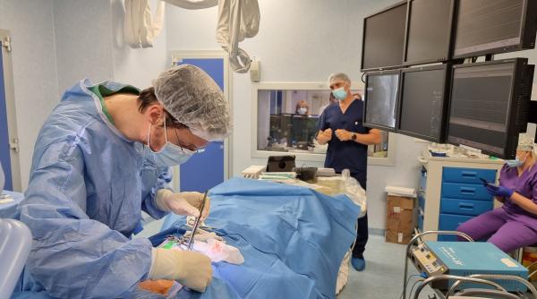 pentru prima data in bucuresti un pacient cu o boala cardiaca grava cu risc de moarte subita a primit un defibrilator special complet extracardiac