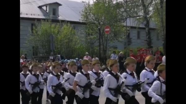 video in tara lui putin serbarile scolare arata diferit elevi de clasa a iii a cu arme in maini strigand noi suntem rusi dumnezeu este cu noi