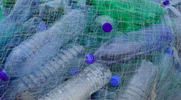 doar 20 de companii produc jumatate din plasticul de unica folosinta risipit in intreaga lume