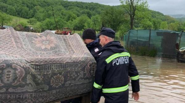 inundatii in bihor pompierii intervin pentru evacuarea apei din casele oamenilor
