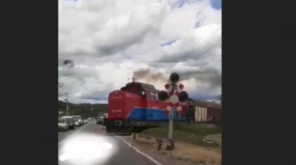 soferi surprinsi trecand pe rosu pe calea ferata in fata trenului in targoviste video