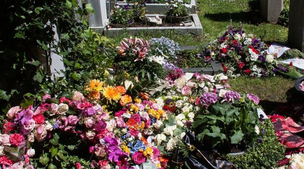 florile artificiale interzise la cimitir din 1 iunie vom primi doar naturale