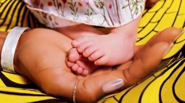 naomi campbell surprinsa fara burta de gravida cu 3 saptamani inainte de anuntul nasterii fiicei sale