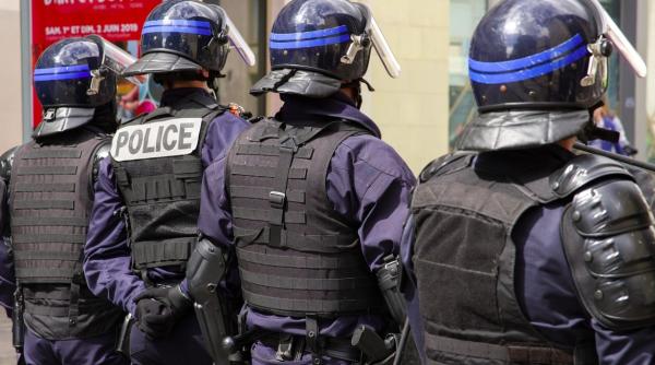 politistii din franta protest in paris ministrul de interne se va alatura