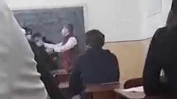 un elev din oltenita a fost palmuit de directoare in fata clasei video