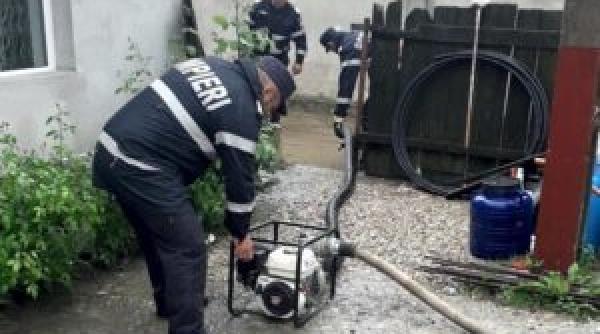 inundatii in dambovita pompierii militari intervin intr o gospodarie