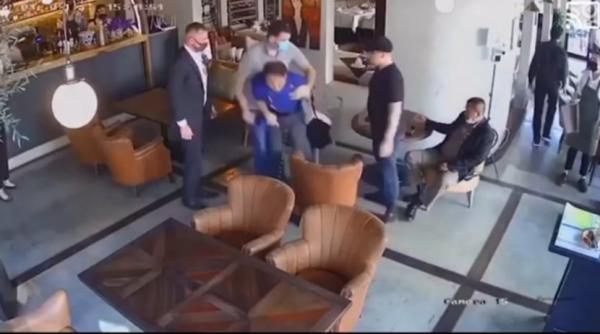 video doi puscasi marini filmati in timp ce rapeau un afacerist recompensa de aproape 3 milioane de dolari