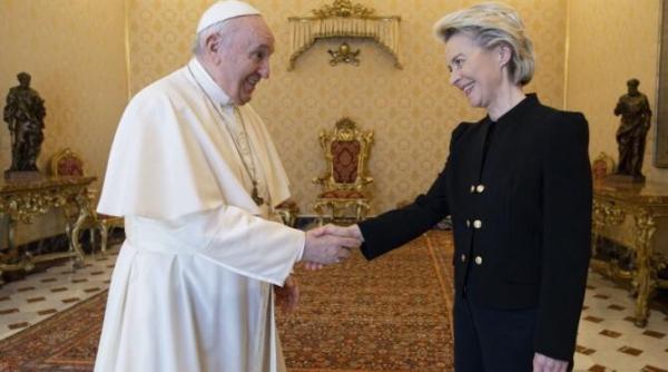 galerie foto papa francisc si ursula von der leyen intalnire in premiera