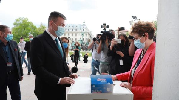 ministrul culturii distantarea de 2 metri la evenimente absurda sotul ar trebui sa stea la 2 metri de sotie