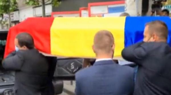 sicriul lui ion dichiseanu acoperit cu tricolor actorul e condus pe ultimul drum