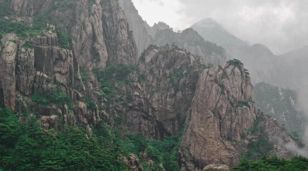 21 de alergatori chinezi au murit dupa ce maratonul din munti a fost lovit de ger si grindina