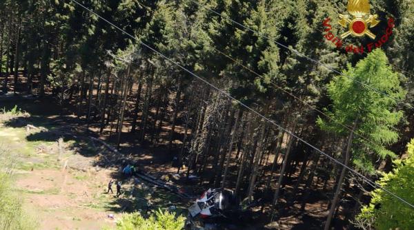 opt morti si doi raniti grav intr un accident de teleferic in statiunea balneara piemont din italia