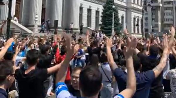 suporterii universitatii craiova asteapta echipa in centrul orasului video