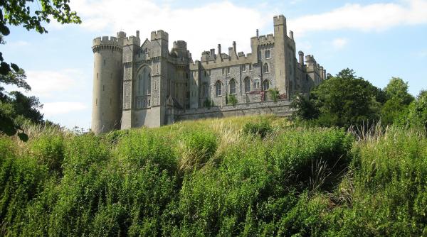 bijuterii si obiecte in valoare de un milion de lire furate din castelul arundel