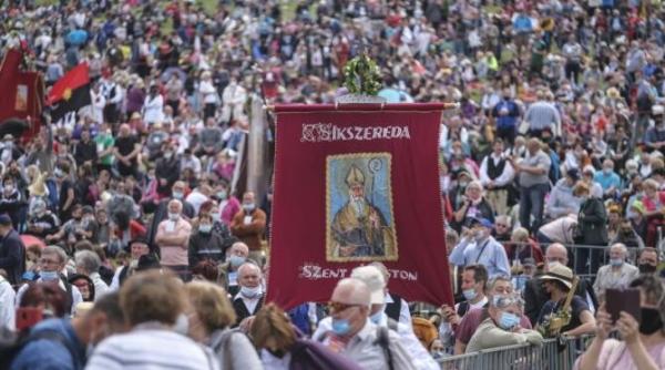 pelerinaj cu zeci de mii oameni la sumuleu ciuc emilian imbri virusul incepe sa se adapteze si sa si ia si el un concediu