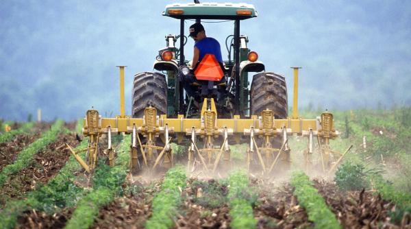 tractoare la parlament fermierii protest agricultura lovita din toate partile