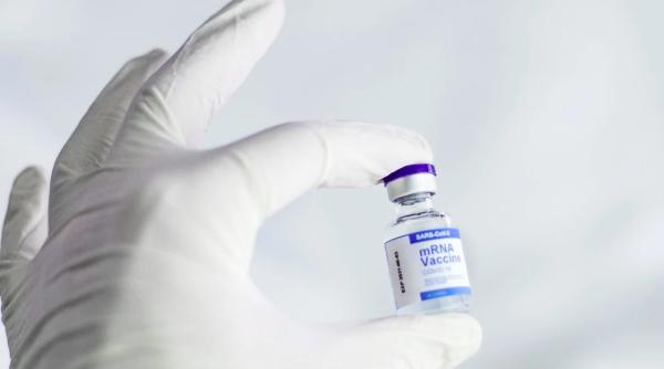 femeie in varsta de 100 de ani  mesaj pentru tineri dupa ce s a vaccinat  sa se vaccineze  ca sa traiasca  al lor e viitorul