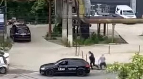 bataie cu pumni si picioare dupa o sicanare in trafic in iasi video