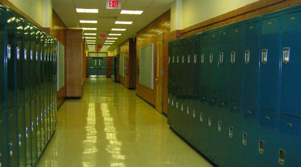 elevele unui liceu s au ales cu piepturile acoperite digital in albumul foto de final de an