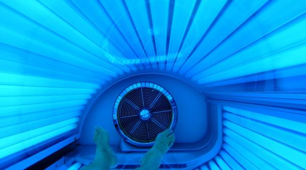 femeie gasita moarta la solar de o clienta care si astepta randul sa se bronzeze