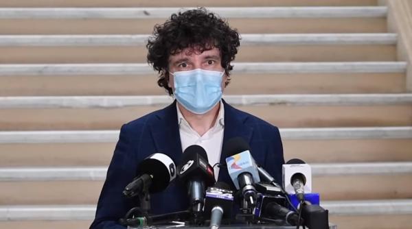 nicusor dan a iesit cu pusa sobi si titi la plimbare prin bucuresti gluma zilei cu primarul general foto