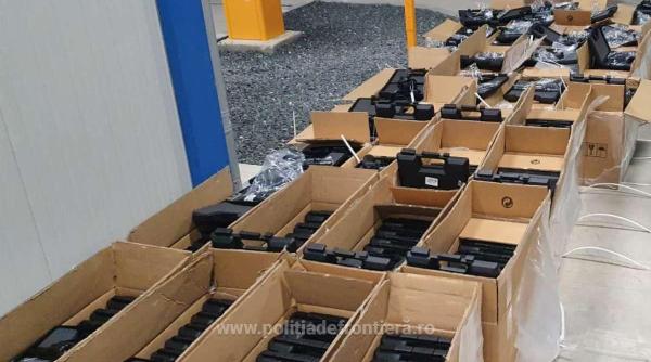 peste 2 800 de pistoale au fost descoperite la frontiera printre mobila si alimente galerie foto
