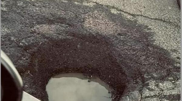groapa periculoasa de la razoare zace de un an pe carosabil am reparat masina de doua ori din cauza ei foto