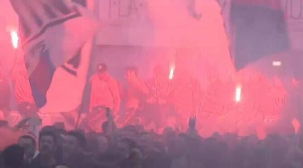 nebunie in ghencea ultrasii de la steaua au sarbatorit promovarea in liga a 2 a cu torte si fumigene alaturi de jucatori video