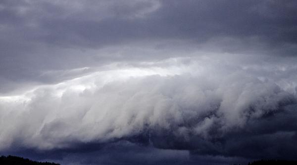 alunecare de teren intr o localitate din dambovita ploile torentiale continua avertizari de cod galben si portocaliu