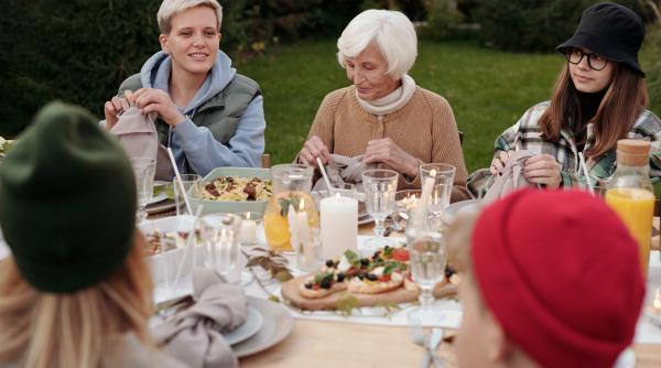 bunele maniere la masa sandvisurile se taie cu cutitul si se consuma cu furculita nu zdrobi cartofii in farfurie