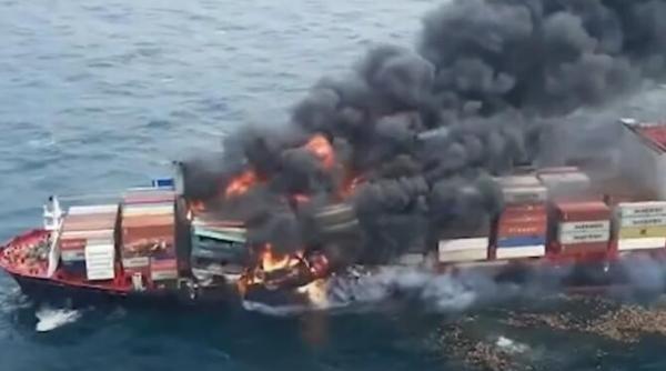dezastru ecologic in oceanul indian o nava incarcata cu substante toxice arde de 11 zile video