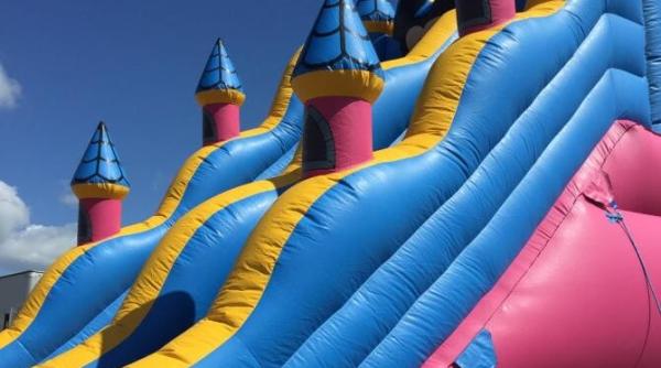 doua fetite au fost aruncate in aer la 7 metri inaltime dupa ce castelul gonflabil in care se jucau a explodat