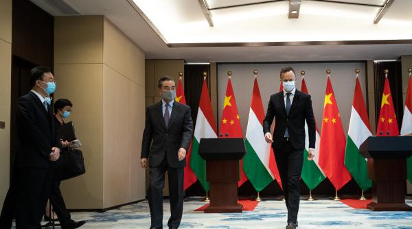 ungaria l a decorat pe ministrul de externe al chinei