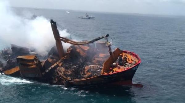 nava care a luat foc langa sri lanka a inceput sa se scufunde si ar putea provoca un dezastru ecologic video