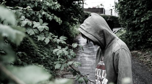 tanar de 19 ani la un pas de suicid a sa se arunce de la etajul 4 al spitalului din targoviste