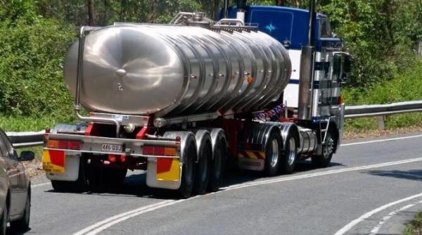 o cisterna s a rasturnat si arde pe sosea in judetul braila