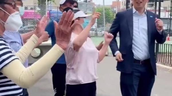 andrew yang candidat la primaria new york dans pe manele cu sustinatorii a trebuit sa ma alatur