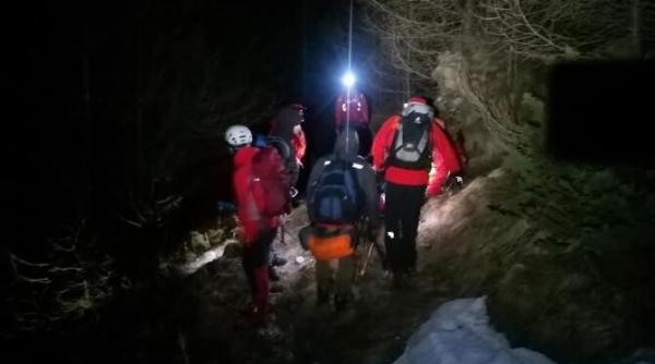 doi tineri au ramas blocati pe un traseu de alpinism din bucegi