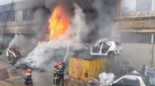 incendiu violent in capitala  pompierii intervin cu forte sporite