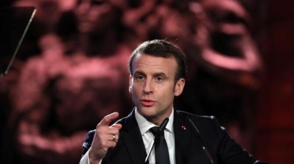 presedintele frantei emmanuel macron a fost plesnit peste fata