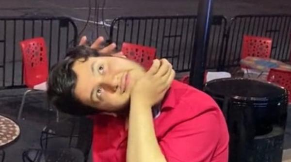 tanarul care isi rasuceste capul la 180 grade video viral