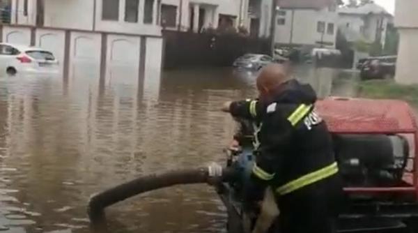 inundatii la craiova drumuri rupte si masini luate de apa video