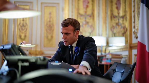 agresorul lui macron nu a vrut sa l palmuiasca ci voia sa il atace cu oua sau bucati de tarta